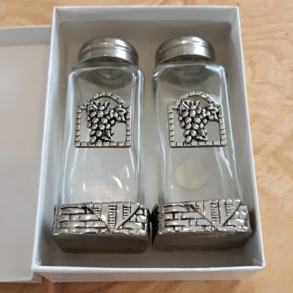 Grape salt and pepper shaker set